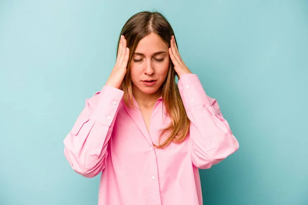 Giovane Donna Caucasica Isolata Sfondo Blu Toccare Tempie Avere Mal — Foto Stock