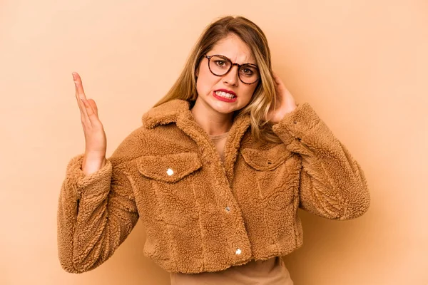 Jovem Caucasiano Mulher Isolado Bege Fundo Gritando Com Raiva — Fotografia de Stock