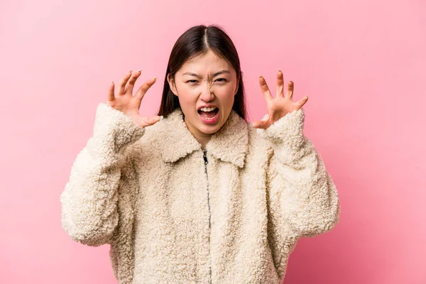 Joven Mujer China Aislada Sobre Fondo Rosa Mostrando Garras Imitando —  Fotos de Stock