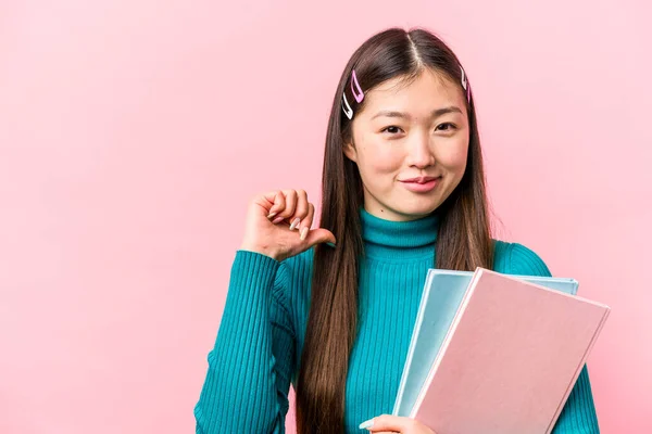 Νεαρή Ασιάτισσα Φοιτήτρια Που Κρατάει Βιβλία Απομονωμένα Ροζ Φόντο Αισθάνεται — Φωτογραφία Αρχείου
