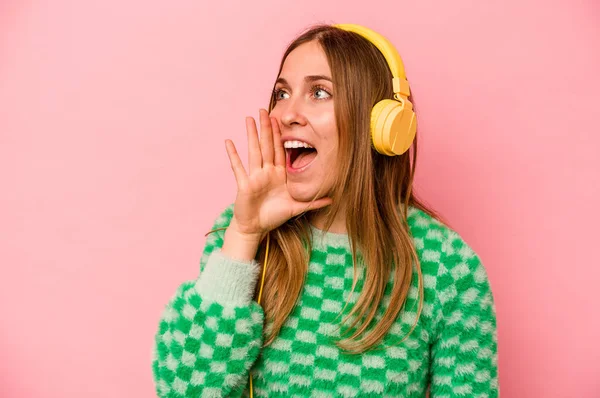 Νεαρή Καυκάσια Γυναίκα Που Ακούει Μουσική Απομονωμένη Ροζ Φόντο Φωνάζοντας — Φωτογραφία Αρχείου