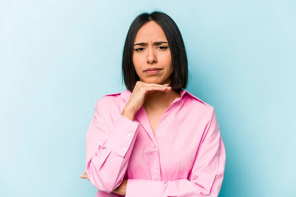 Young Hispanic Woman Isolated Blue Background Suspicious Uncertain Examining You — Stock Photo, Image