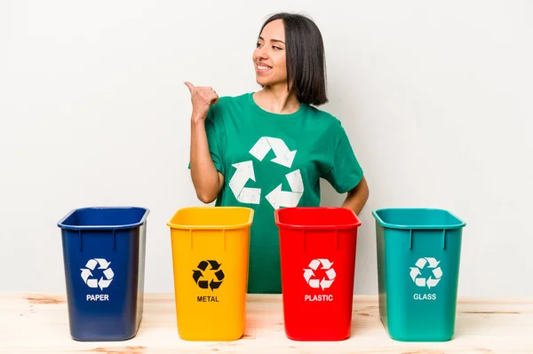 Young Hispanic Woman Recycling Isolated White Background Points Thumb Finger — Stock Photo, Image