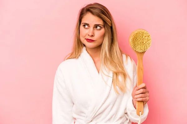 Young Caucasian Woman Holding Back Scratcher Isolated Pink Background Confused — Stock Photo, Image