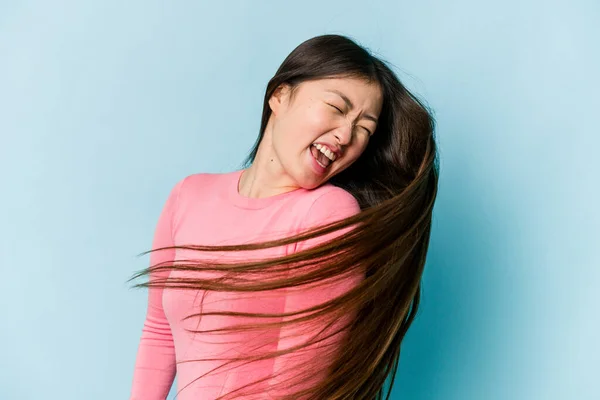 Ung Asiatisk Kvinna Flyttar Hår Isolerad Blå Bakgrund — Stockfoto