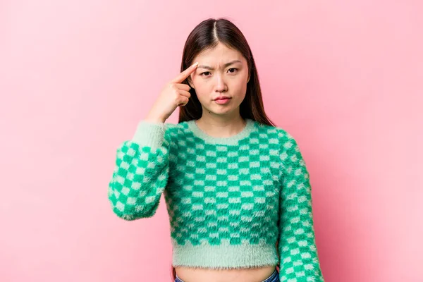 Jonge Chinese Vrouw Geïsoleerd Roze Achtergrond Wijzen Tempel Met Vinger — Stockfoto