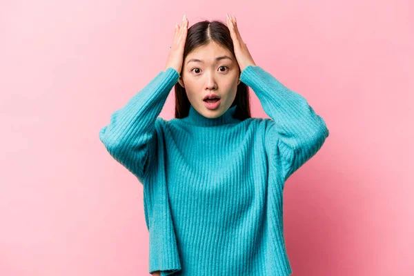 Joven Mujer China Aislada Sobre Fondo Rosa Siendo Sorprendida Ella —  Fotos de Stock