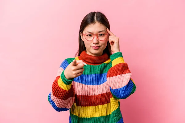 Pembe Arka Planda Izole Edilmiş Genç Çinli Bir Kadın Parmağıyla — Stok fotoğraf