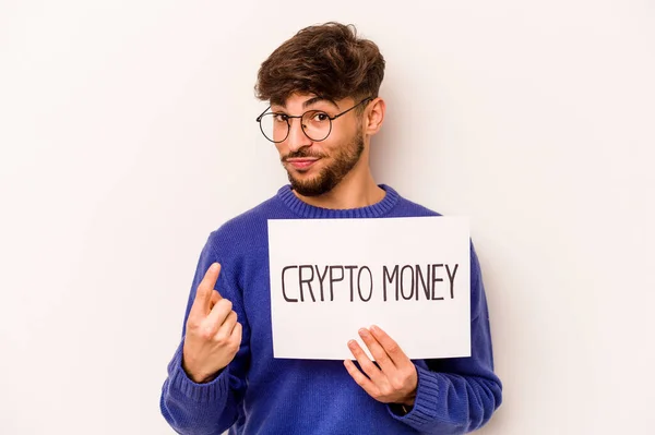 Giovane Uomo Ispanico Possesso Cartello Cripto Denaro Isolato Sfondo Bianco — Foto Stock