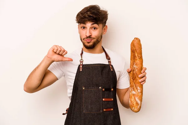 Giovane Panettiere Ispanico Uomo Isolato Sfondo Bianco Sente Orgoglioso Sicuro — Foto Stock