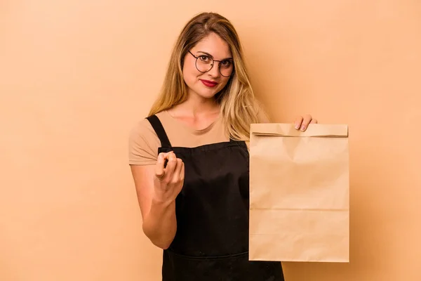 Restaurang Servitör Kaukasisk Kvinna Håller Take Away Väska Isolerad Beige — Stockfoto
