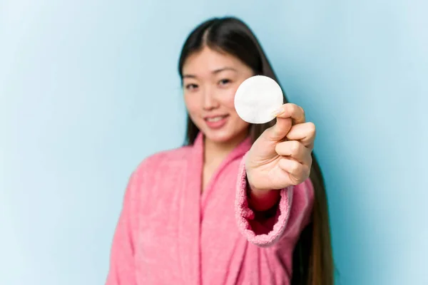 年轻的亚洲女人 带着粉色背景隔离的面部圆盘 — 图库照片