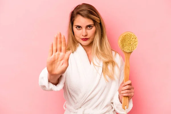 Young Caucasian Woman Holding Back Scratcher Isolated Pink Background Standing — Stock Photo, Image