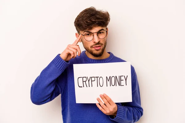 Giovane Ispanico Possesso Cartello Cripto Denaro Isolato Sfondo Bianco Che — Foto Stock