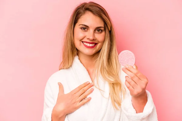 Joven Mujer Caucásica Sosteniendo Esponja Facial Aislada Sobre Fondo Rosa — Foto de Stock