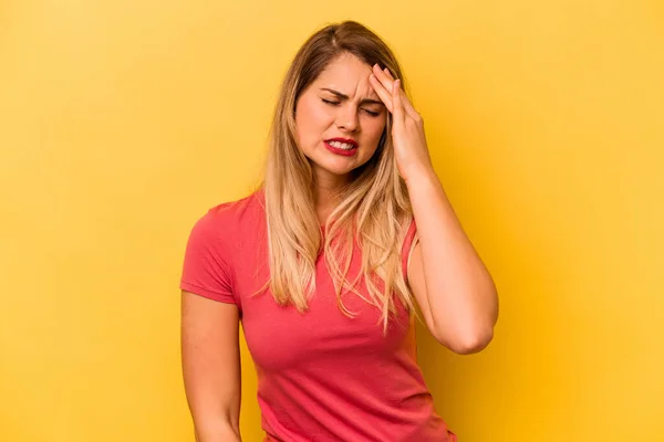 Mulher Branca Jovem Isolado Fundo Amarelo Esquecendo Algo Batendo Testa — Fotografia de Stock