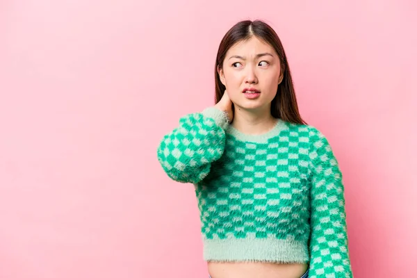 Joven Mujer China Aislada Sobre Fondo Rosa Tocando Parte Posterior —  Fotos de Stock