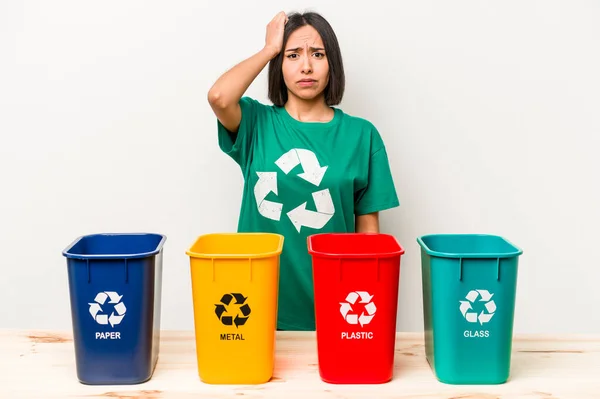 Jovem Mulher Hispânica Reciclagem Isolado Fundo Branco Sendo Chocado Ela — Fotografia de Stock