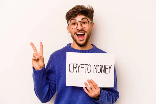 Giovane Uomo Ispanico Possesso Cartello Cripto Denaro Isolato Sfondo Bianco — Foto Stock