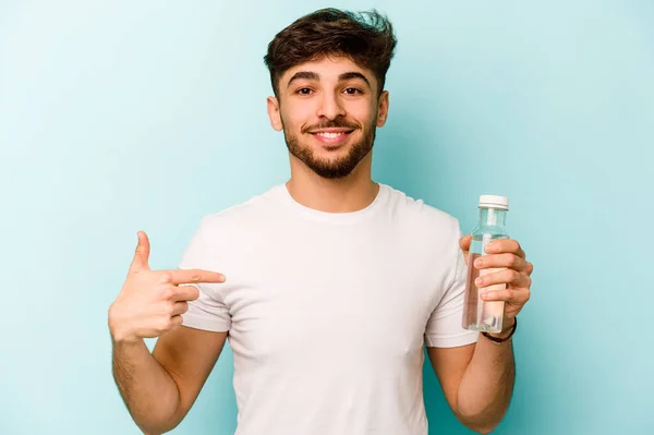Joven Hombre Hispano Sosteniendo Una Botella Agua Aislada Sobre Fondo — Foto de Stock