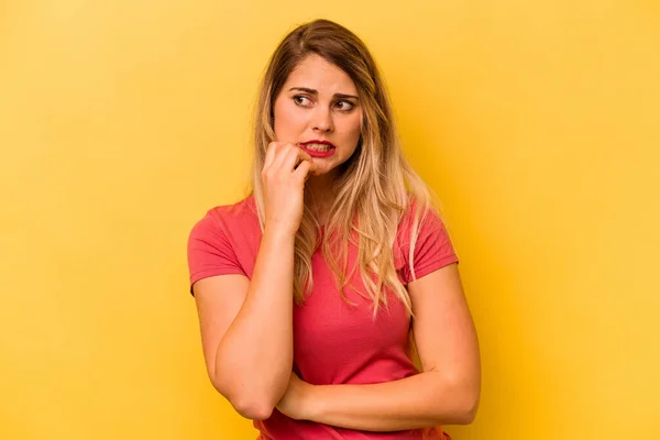 Giovane Donna Caucasica Isolata Sfondo Giallo Mordere Unghie Nervoso Molto — Foto Stock