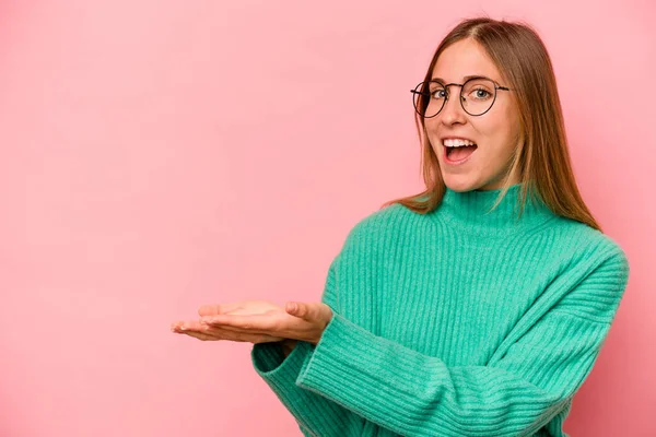 Pembe Arka Planda Izole Edilmiş Beyaz Bir Kadın Elinde Bir — Stok fotoğraf