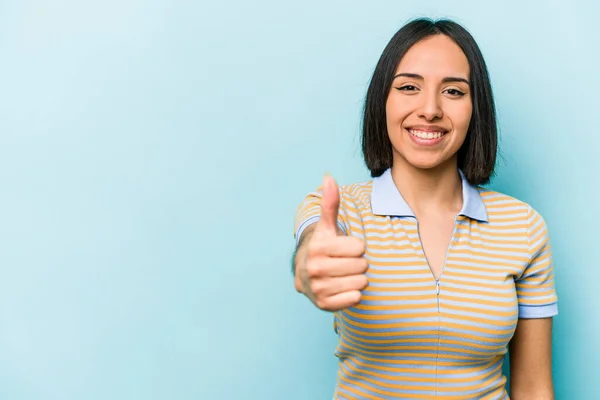 Jonge Hispanic Vrouw Geïsoleerd Blauwe Achtergrond Glimlachen Het Verhogen Van — Stockfoto