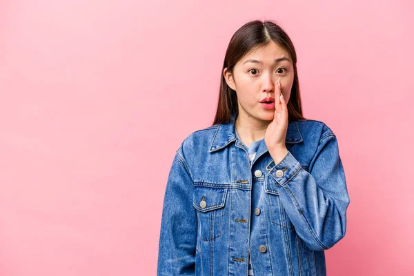 Joven Mujer China Aislada Sobre Fondo Rosa Está Diciendo Una —  Fotos de Stock