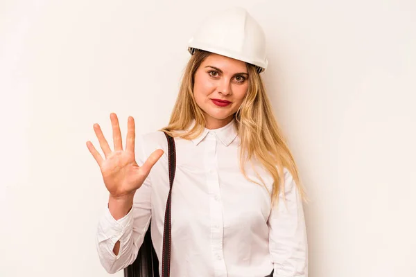 Młoda Architekt Kobieta Kasku Trzymając Plany Izolowane Białym Tle Uśmiechnięta — Zdjęcie stockowe