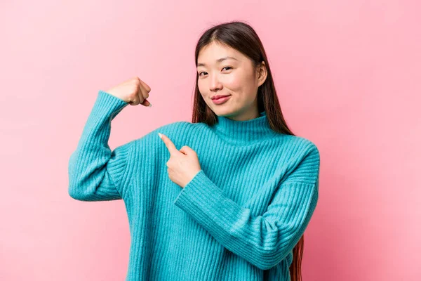 Young Chinese Woman Isolated Pink Background Showing Strength Gesture Arms — Stock Photo, Image