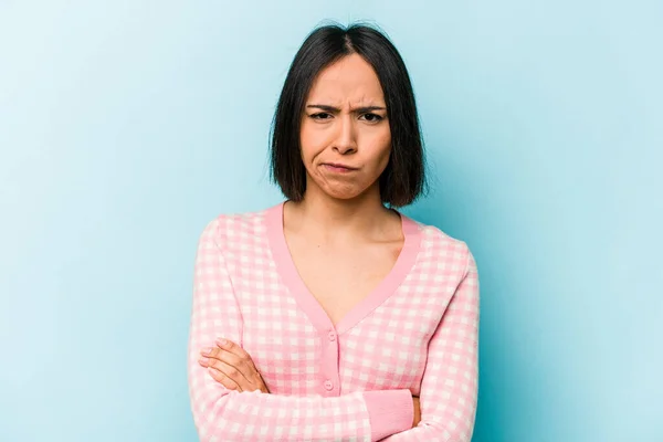 Junge Hispanische Frau Isoliert Auf Blauem Hintergrund Runzelt Vor Unmut — Stockfoto