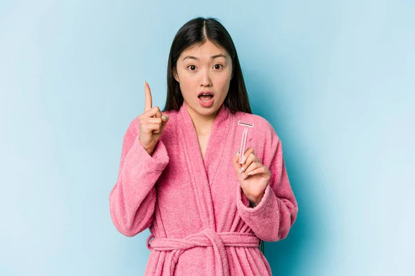 Joven Mujer Asiática Sosteniendo Hoja Afeitar Aislado Sobre Fondo Azul —  Fotos de Stock