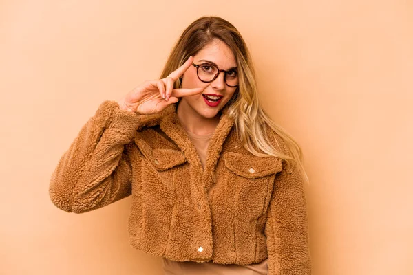 Jovem Caucasiana Isolada Fundo Bege Dançando Divertindo — Fotografia de Stock