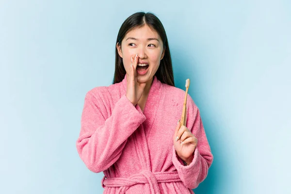 Joven Mujer Asiática Usando Albornoz Cepillándose Los Dientes Aislados Sobre —  Fotos de Stock