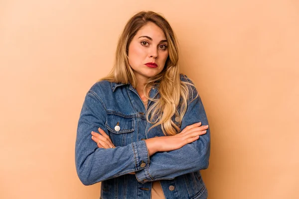 Young Caucasian Woman Isolated Beige Background Shrugs Shoulders Open Eyes — Stock Photo, Image