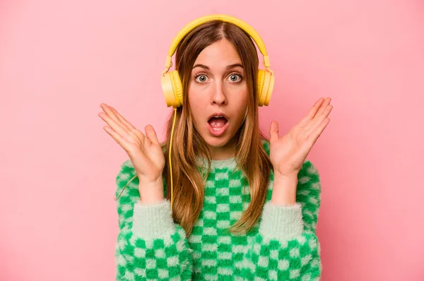 Νεαρή Καυκάσια Γυναίκα Που Ακούει Μουσική Απομονωμένη Ροζ Φόντο Ξαφνιασμένη — Φωτογραφία Αρχείου