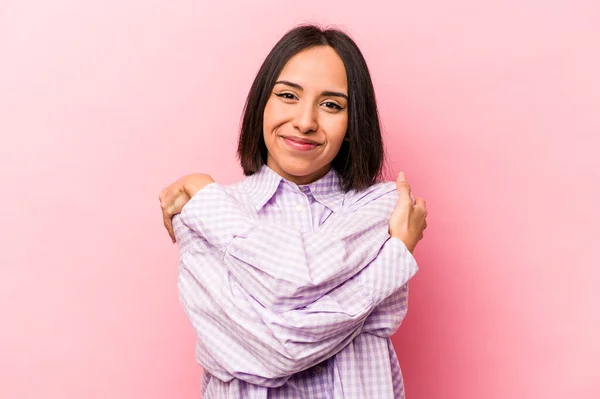 Mujer Hispana Joven Aislada Sobre Abrazos Rosados Fondo Sonriente Despreocupada — Foto de Stock