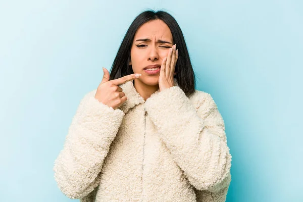 Mujer Hispana Joven Aislada Sobre Fondo Azul Con Fuerte Dolor — Foto de Stock