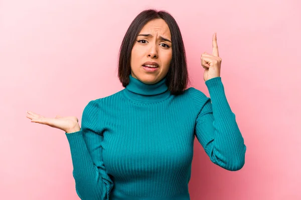 Jonge Spaanse Vrouw Geïsoleerd Roze Achtergrond Bedrijf Het Tonen Van — Stockfoto