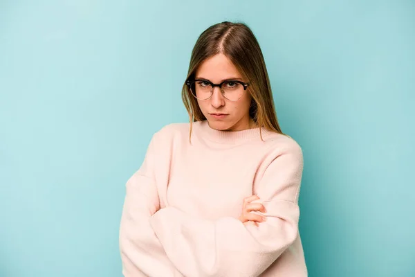 Junge Kaukasische Frau Isoliert Auf Blauem Hintergrund Runzelt Vor Unmut — Stockfoto