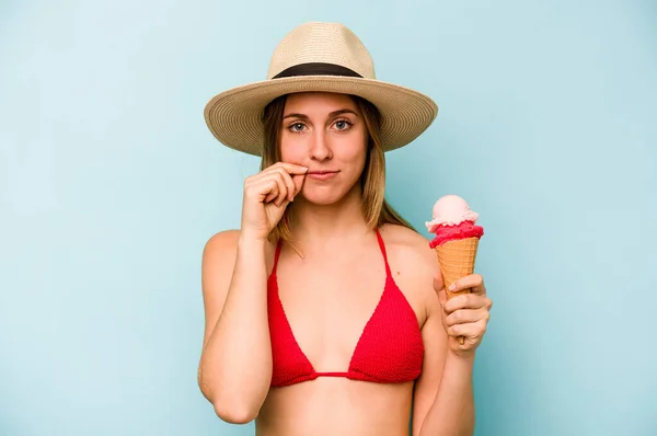 Junge Kaukasische Frau Trägt Einen Bikini Und Hält Ein Eis — Stockfoto