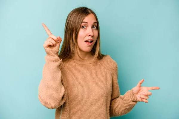 Young Caucasian Woman Isolated Blue Background Pointing Different Copy Spaces — Stock Photo, Image