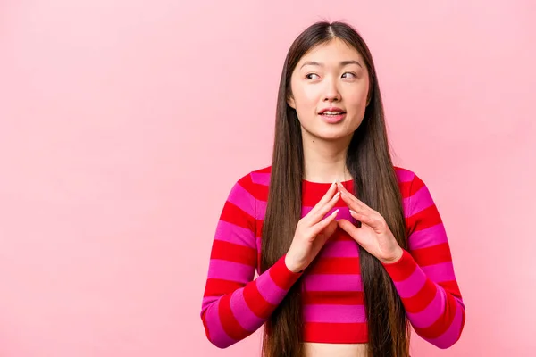 Joven Mujer China Aislada Sobre Fondo Rosa Que Inventa Plan —  Fotos de Stock