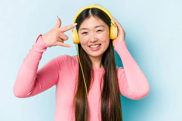 Jovem Mulher Asiática Ouvindo Música Isolada Fundo Azul — Fotografia de Stock