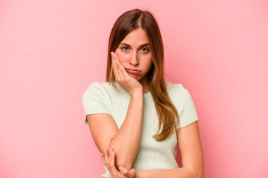 Pembe arka planda soyutlanmış, sıkılmış, yorgun ve dinlenmeye ihtiyacı olan beyaz bir kadın..