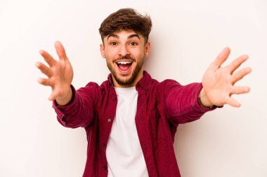 Beyaz arka planda izole edilmiş genç İspanyol adam kameraya sarıldığı için kendinden emin hissediyor..