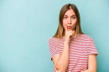 Mavi arka planda soyutlanmış beyaz bir kadın şüpheli ve şüpheci bir ifadeyle yana bakıyor..