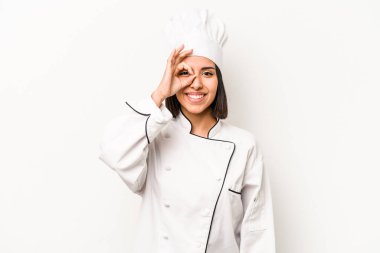 Genç İspanyol aşçı kadın, beyaz arka planda izole edilmiş. Heyecanlı..