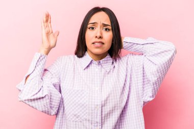 Pembe arka planda izole edilmiş genç İspanyol kadın öfkeyle bağırıyor..