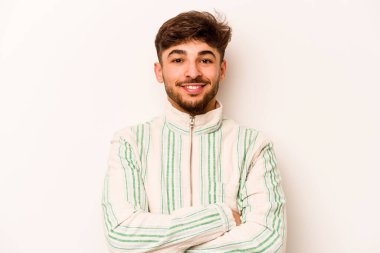 Beyaz arka planda izole edilmiş genç İspanyol adam mutlu, güler yüzlü ve neşeli.